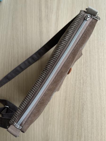 "Flickenwerk IV mit Tasche" - TAUPE